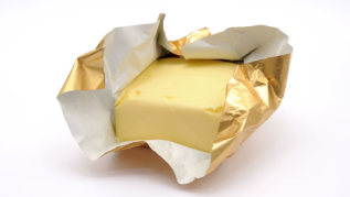 Geöffnetes Paket Butter (verweist auf: Neue Interventionsrichtlinien zum Ankauf von Butter veröffentlicht)