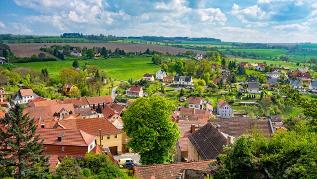 Blick über thüringisches Dorf Ranis