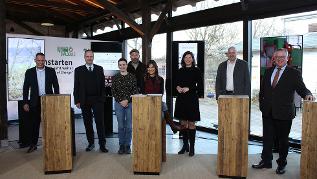 Podium mit DiskussionsteilnehmerInnen (verweist auf: Nationaler Dialog entwickelt Ansätze für nachhaltige Ernährungssysteme)