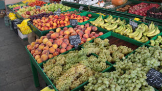 Auslage mit Obst und Gemüse