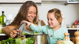 Kochen einer Gemüsesuppe (refer to: Healthy diets)