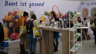 Personen am Messestand (verweist auf: Die BLE auf der didacta: Bildung in Ernährung und Landwirtschaft)