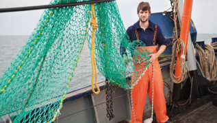 Junger Fischer auf einem Forschungsschiff der BLE (verweist auf: Fischerei)