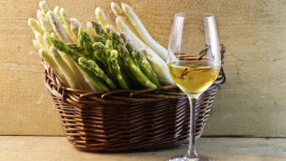 Glas mit Weißwein und grünem und weißem Spargel