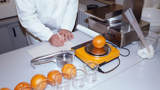 Blick in Labor mit Orangen und Testgeräten Blick in Labor mit Orangen und Testgeräten