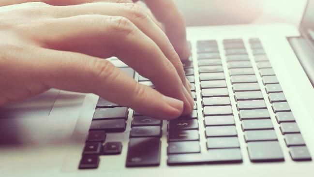 Hände auf Laptop-Tastatur Hände auf Laptop-Tastatur