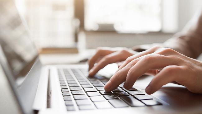 Zwei Hände tippen auf einem Laptop Zwei Hände tippen auf einem Laptop