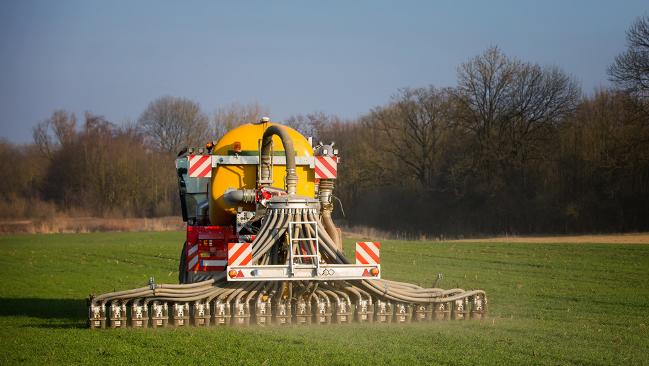 Gülletankwagen auf einem Feld Gülletankwagen auf einem Feld