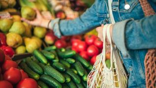 Frau beim Gemüsekauf (verweist auf: Maßnahmen für Nachhaltigen Konsum festgelegt)