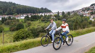 Zwei Jugendliche auf dem Fahrrad im Rhein-Neckar-Kreis. (verweist auf: In Bewegung: Jugendliche Mobilität auf dem Land)