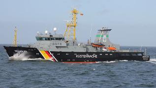 Schiff auf Meer (verweist auf: Hamburger Hafengeburtstag 2024: Open Ship auf dem Fischereischutzboot "Seeadler")