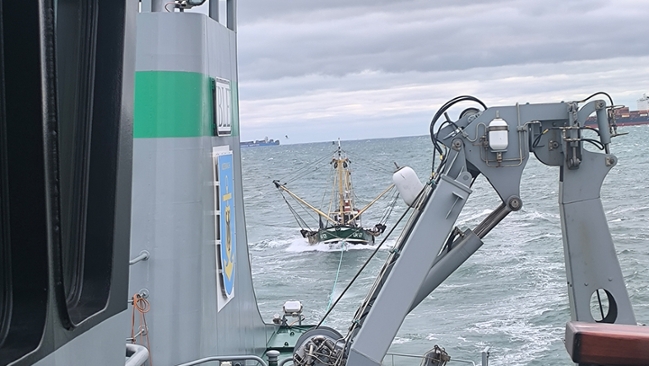 Schiff wird abgeschleppt Schiff wird abgeschleppt