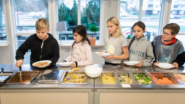 Kinder in einer Kantine Kinder in einer Kantine