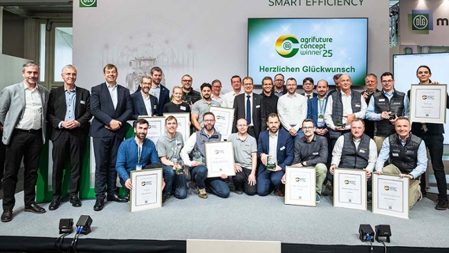 Gruppenfoto der Gewinner mit Urkunden Gruppenfoto der Gewinner mit Urkunden