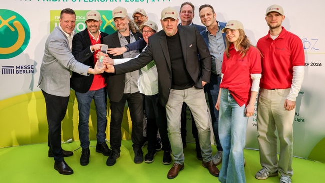 Mehrere Menschen, die gemeinsam einen Pokal halten Mehrere Menschen, die gemeinsam einen Pokal halten