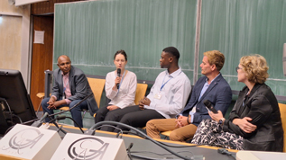 verweist auf: Tropentag 2026: Multifunktionale Agrar-Ökosysteme für eine klimaresiliente Zukunft Fünf Personen unterschiedlicher Nationalitäten sitzen auf einem Sofa und diskutieren. (verweist auf: Tropentag 2026: Multifunktionale Agrar-Ökosysteme für eine klimaresiliente Zukunft )
