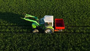 Traktor bei Düngung auf dem Feld Traktor bei Düngung auf dem Feld