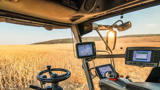 Cockpit eines Traktors mit vielen Bildschirmen Cockpit eines Traktors mit vielen Bildschirmen