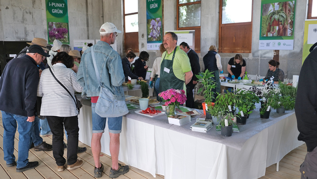 Menschen vor Stand Menschen vor Stand