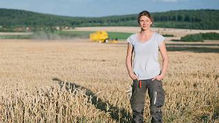 Landwirtin im Weizenfeld (verweist auf: BZL-Web-Seminare am 5. und 6. Februar: Jetzt anmelden!)