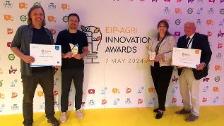 Personen vor Hintergrund (verweist auf: Auszeichnung für Hanfanbau und Kalkung: Zwei deutsche Projekte gewinnen EIP-Agri Innovation Award 2024)