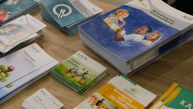 BLE-Publikationen auf einem Tisch BLE-Publikationen auf einem Tisch