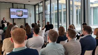 verweist auf: Videos der Konferenzvorträge - Inside Experimentierfelder (Fachvorträge) Workshop-Situation (verweist auf: Videos der Konferenzvorträge - Inside Experimentierfelder (Fachvorträge))