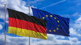 Flaggen der Bundesrepublik Deutschland und der Europäischen Union an Fahnenmasten (verweist auf: EU-Forschungsangelegenheiten, EMFAF)