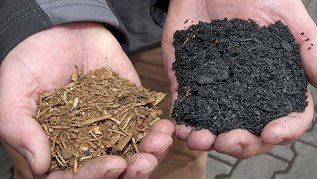 Biomasse vor und nach Pyrolyse liegen jeweils in einer Hand (verweist auf: Forschungs- und Entwicklungsvorhaben "Pyrolyse sekundärer landwirtschaftlicher Biomassen: Datenbank zu Pflanzenkohle-Eigenschaften und agronomische Bewertung" (BC-LOOKUP) (FuE))