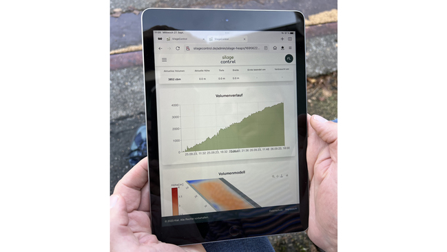 Tablet mit Blick auf die Online Plattform "Silage Control"