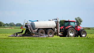 Traktor sprüht Gülle auf die Wiese Traktor sprüht Gülle auf die Wiese