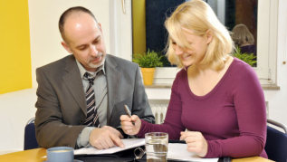 Zwei Personen und Unterlagen Zwei Personen und Unterlagen