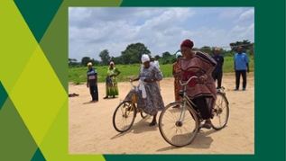 Frauen aus Subsahara-Afrika auf Fahrrädern Frauen aus Subsahara-Afrika auf Fahrrädern