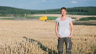 Landwirtin auf dem Feld Landwirtin auf dem Feld