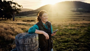 Landwirtin auf dem Feld mit Smartphone Landwirtin auf dem Feld mit Smartphone
